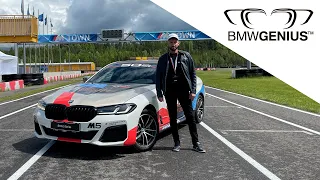 Safety car - автомобиль безопасности на гоночных треках.