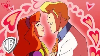 Scooby-Doo! en Latino | La Historia de Amor de Fred & Daphne | WB Kids