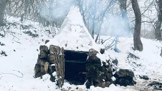 -10*C Winter Bushcraft Camp In My Cozy And Warm Stone Survival Shelter & Bushcraft Cooking,Fireplace