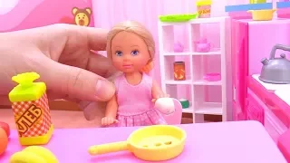 Barbie baby doll videos - Barbie & Chelsea in the kitchen