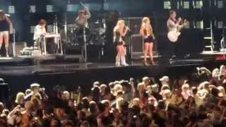 VIDEO: LIVE - MIRANDA LAMBERT & CARRIE UNDERWOOD  "SOMETHIN BAD" CMAF 2014