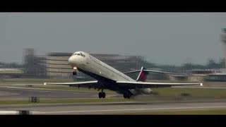 Incredible Delta MD-80 Takeoff!!