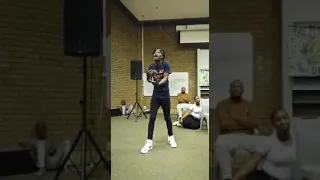 imbongi yabantu noma umhlaba ungagoqwa