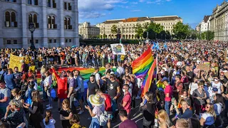 Tausende Menschen protestieren gegen Orbans LGBTQ-Gesetz