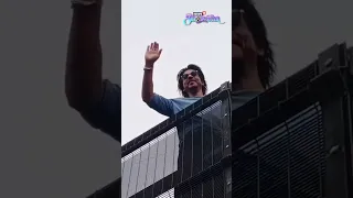 Vikram Rathore Aka Shah Rukh Khan Greets His Lucky Fans Outside Mannat, Watch | #shorts | N18S