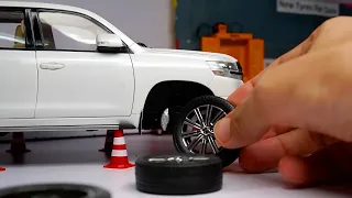 Changing Punctured Tyres of Realistic Miniature Land Cruiser 1:18 Scale Diecast