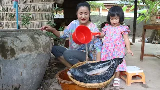 Cute girl Siv chhee help mom to clean fish - Yummy deep fried fish - Mom and children cooking