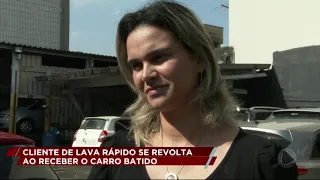 Cliente de lava-rápido se revolta ao receber carro batido