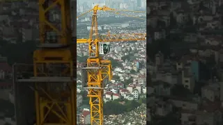 頂樓「黃色吊車」如何長高。