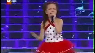 la petite fille qui chante pour sa mere elle as pas vue (elle as  fait pleurer plein de monde)