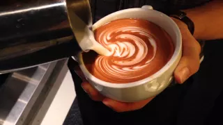 Latte art(Wing Rosetta)by Junichi Yamaguchi