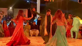 Kinza Hashmi dance performance on saboor aly and ali ansari's weading.