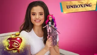 Deluxe Queen of Mean Doll! | Unboxing with Sarah Jeffery Part 2 📦 | Descendants 3