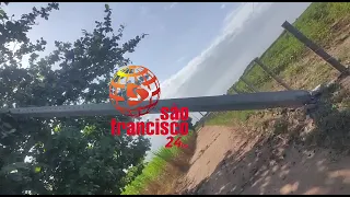 Poste caindo em estrada vicinal de São Francisco