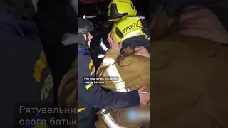 Рятувальник оплакує батька, який загинув через удар РФ