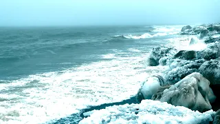 Глыбы льда принесло к северному побережью Охотского моря