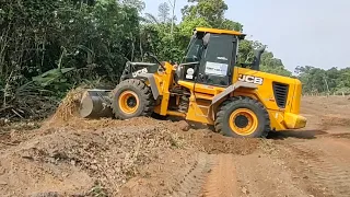 PÁ CARREGADEIRA JCB 426ZX TRABALHANDO COM LIMPEZA PESADA