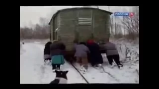 Старики толкают вагон с хлебом! 80км от Санкт Петербурга