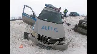 Уснувший водитель грузовика въехал в патрульную машину ДПС на Ставрополье.