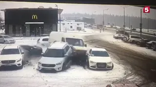 Видео: «Газель» влетела на скорости в четыре автомобиля у «Макдональдса»