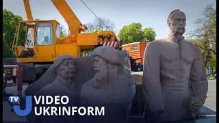 У Києві демонтують скульптуру "Переяславська рада" під Аркою дружби народів
