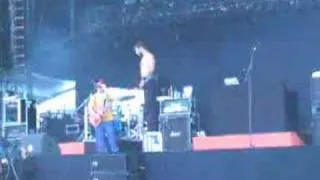 Bloodhound gang Pinkpop 2006 - Jared pisses on Jimmy Pop