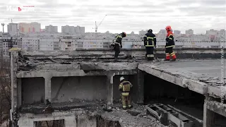 В Харкові на Північній Салтівці рятувальники ДСНС розбирають завали будинків