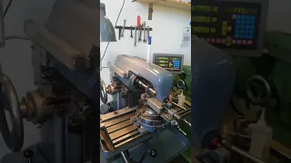 Aciera F3 universal milling machine in action