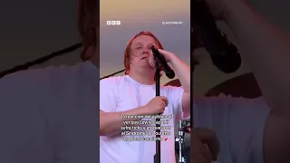 LEWIS CAPALDI es apoyado por el público al sufrir espasmos por el Síndrome de Tourette | LOS40