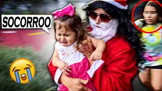 O PAPAI NOEL TENTOU SEQUESTRAR MINHA IRMÃZINHA NO PARQUINHO!! (Assustou muitas crianças)