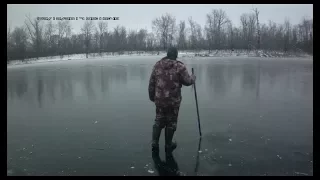 Как безопасно пройти по первому льду с пешней.