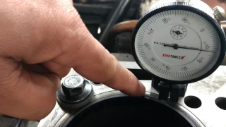 Medindo a projeção da camisa em relação a face do bloco do motor.