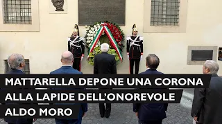 Mattarella depone una corona sotto la lapide dell'On. Aldo Moro