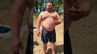 Жирный мужик на пляже  #belly #bellyfat #bigbelly