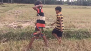 Как к детям поймать большую змея с голыми руками | Камбоджа Традиционная рыбалка # 40