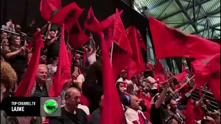 Top Channel/ Atmosferë e ndezur në stadiumin e Athinës, shqiptarët brohorasin dhe valëvitin flamujtë