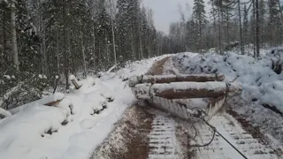 Бульдозер чистит дорогу клином