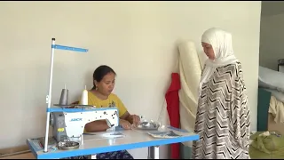 Предпринимательница без рук ведёт активный швейный бизнес в Таразе