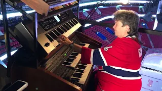 Diane Bibaud - organiste au Centre Bell pendant les Matchs des Canadiens de Montréal.