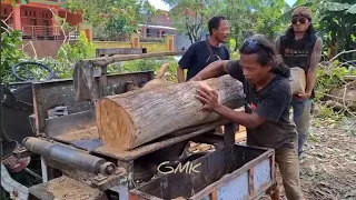 The process of sawing old teak wood - assembled serkel machine