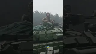 Ukrainian 🇺🇦 tanker laughs at Russian invaders 😁💪