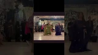 dananeer mubeen dance with her sister at a umer mukhtar wedding event