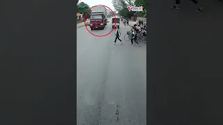 Tài xế container dừng xe giữa đường nhường đường cho học sinh tan trường | Báo VietNamNet