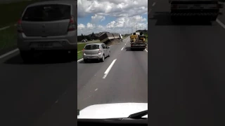 Motorista registra caminhão tombando em Curitiba