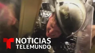 En Video: Una turba arremete contra la Policía del Capitolio | Noticias Telemundo