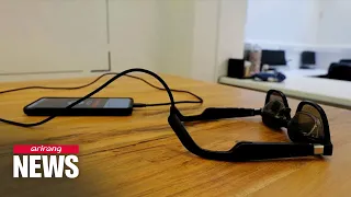 Deaf people can “see” conversations with new live caption glasses