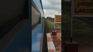 Badass Honking with WAP7 crossing Lakodara #indianrailways