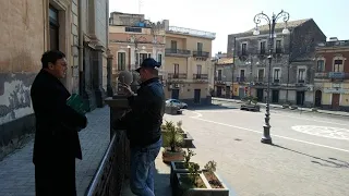 Biancavilla: messaggio del parroco Agrippino Salerno piazza Roma Domenica di Pasqua 12 aprile 2020