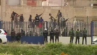 Melilla'da kaçak göçmenler dev duvarı aştı