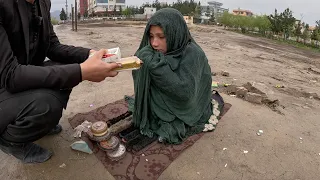 阿富汗小女孩冰雨中被凍成雕塑，用雙臂抱緊自己，試圖給冰冷的身子一點溫度，看到中國小伙她漸漸露出了微笑
